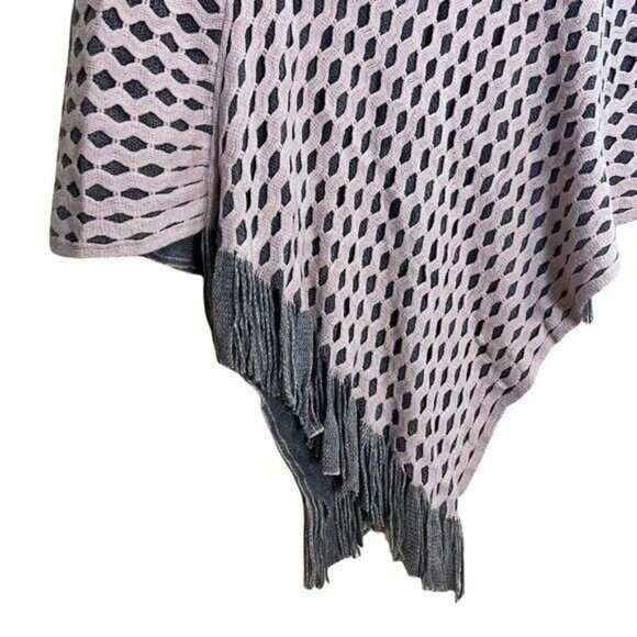 𝗖𝗥𝗨𝗜𝗦𝗘 𝖢𝖫𝖴𝖡 Women's Elevator Poncho Pink/Gray - Picture 3 of 10